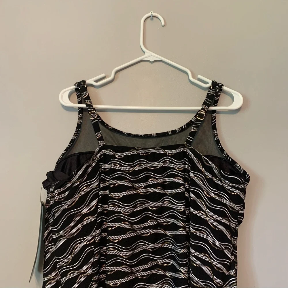 NWT. MIRACLESUIT Linked In Mirage Tankini Swim Top